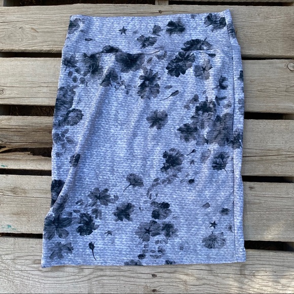 LuLaRoe Dresses & Skirts - Lula roe gray floral woman’s skirt XL